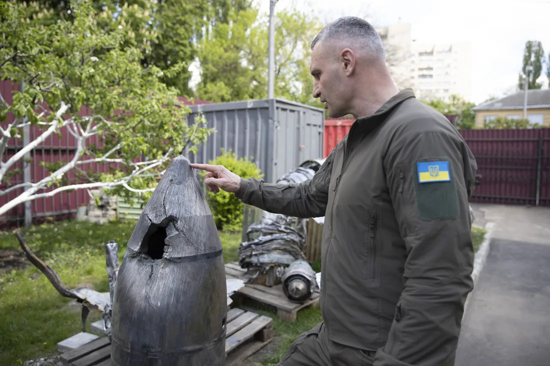 Уламок головної частини ракети «Кинджал» з пробоїною, поруч Віталій Кличко